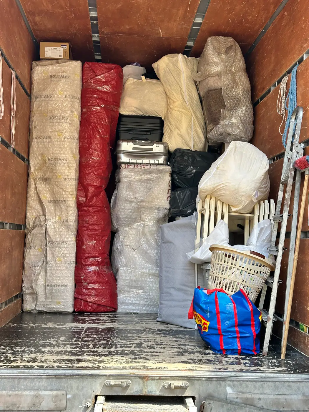 Göktürk nakliyat: kamyon kasasına yerleştirilmiş paketli eşyalar