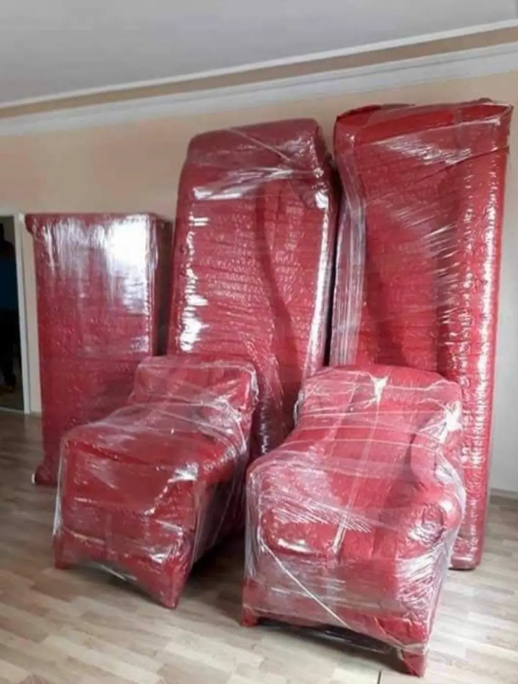 Göktürk nakliyat: kırmızı paketli koltuklar ve dolaplar