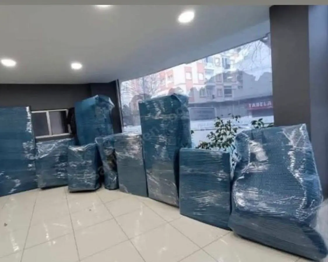 Göktürk nakliyat: boş salonda paketlenmiş mobilyalar