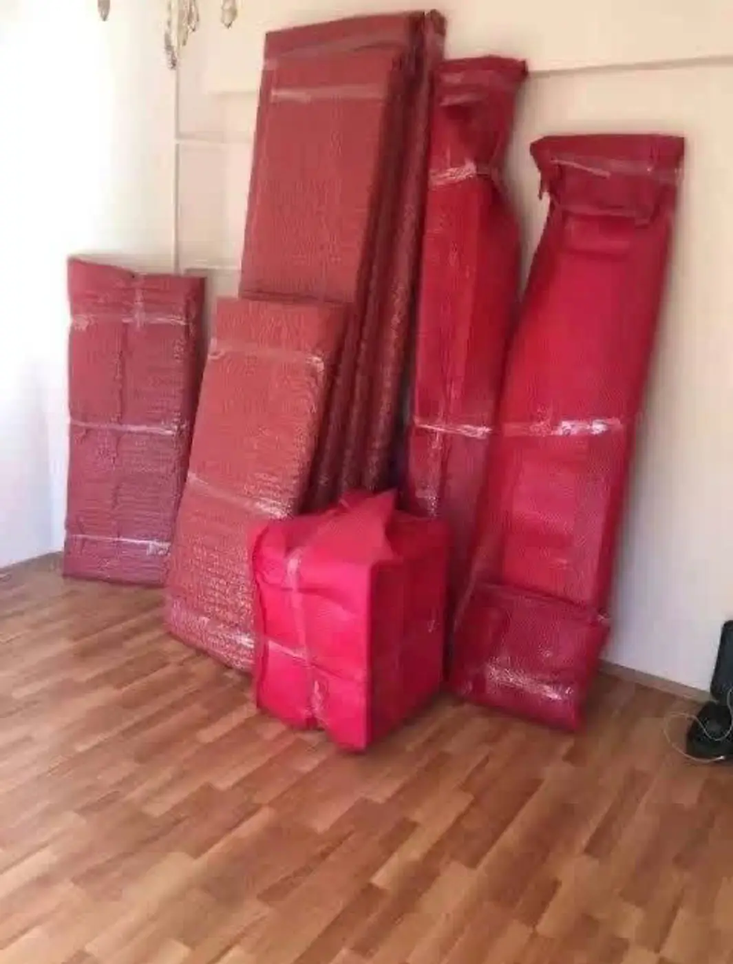 Göktürk nakliyat: kırmızı koruyuculu mobilyalar ve yatak